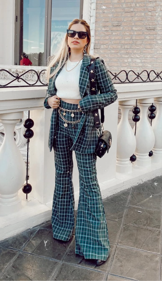 Set pantalones acampanados y blazer