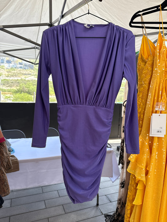 vestido morado con hombreras