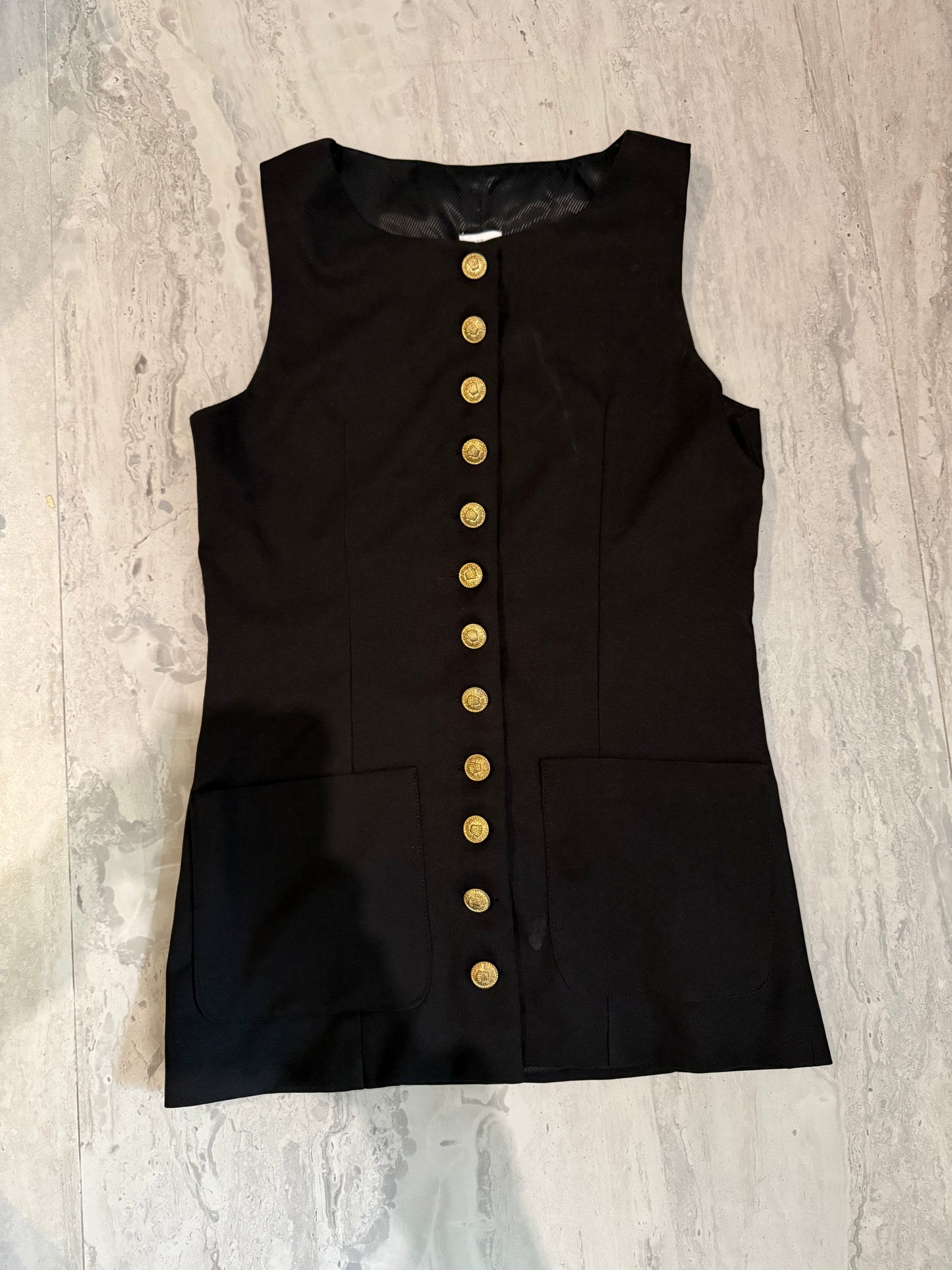 Chaleco con botones dorados