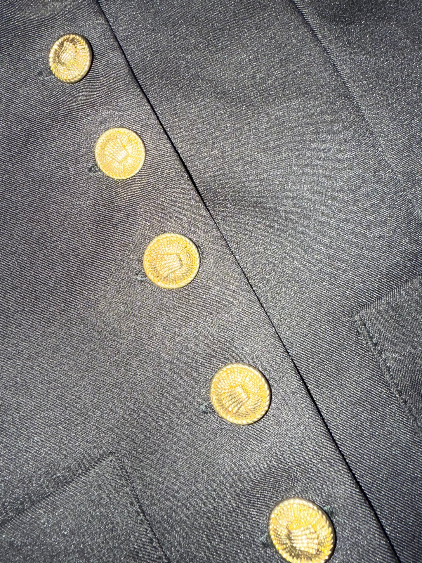 Chaleco con botones dorados