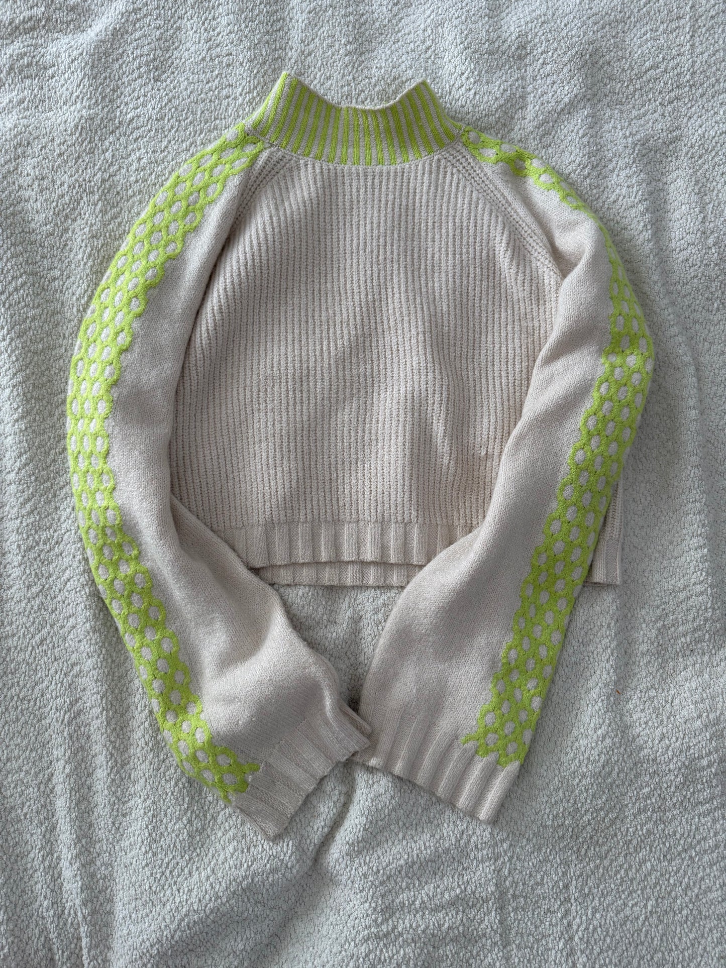 Sueter tejido con detalles neon