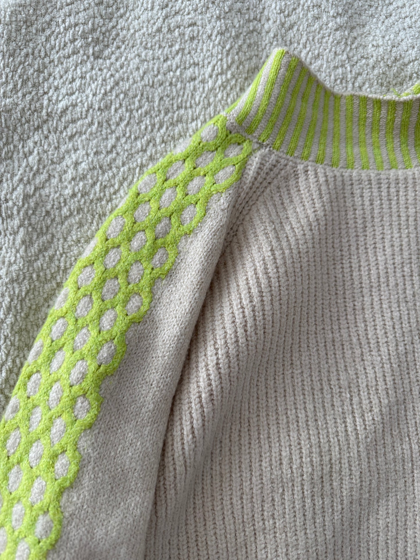 Sueter tejido con detalles neon