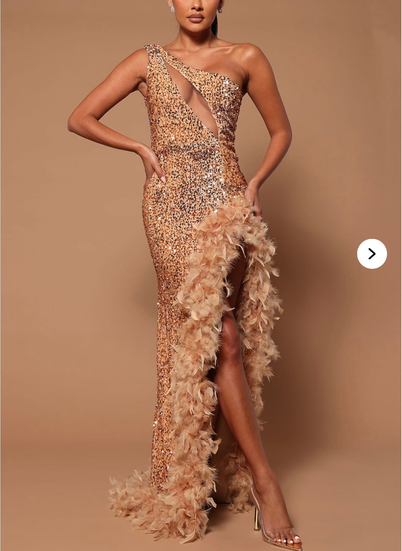 vestido con lentejuelas y plumas