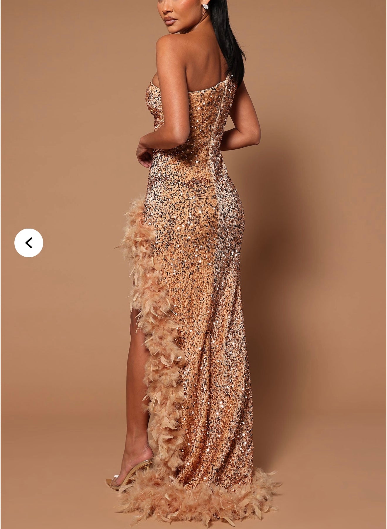 vestido con lentejuelas y plumas