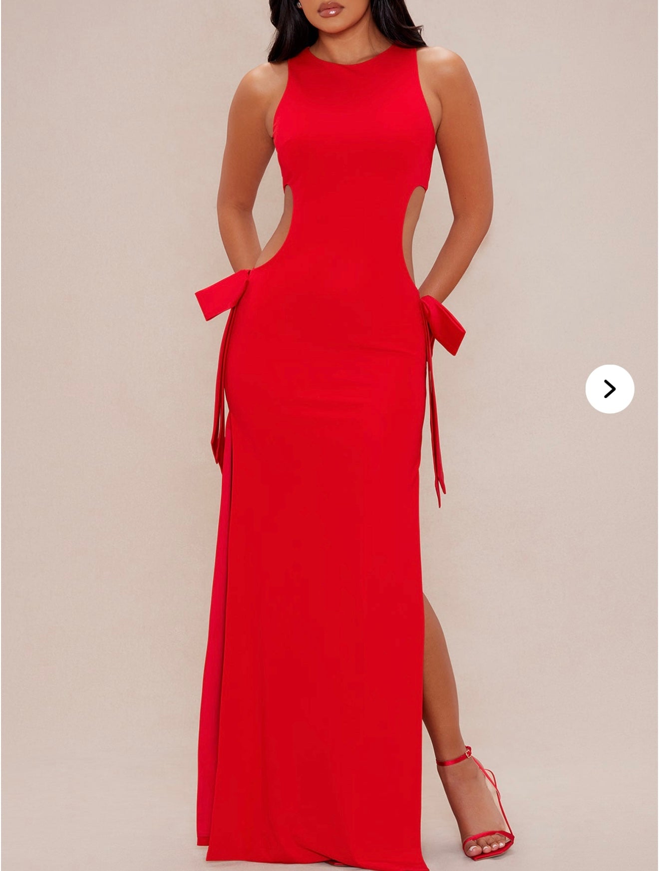 Vestido rojo con aperturas y moños