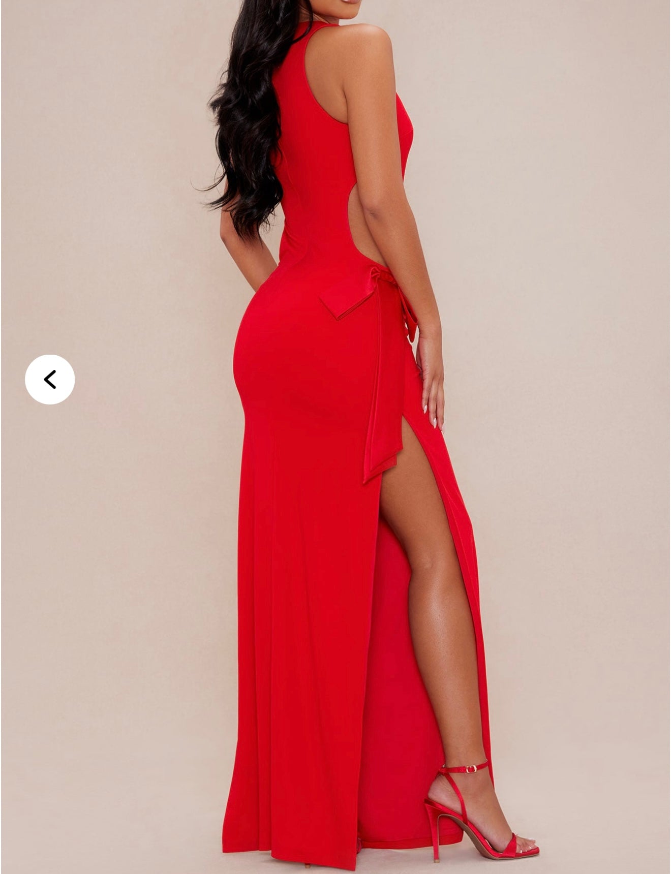 Vestido rojo con aperturas y moños