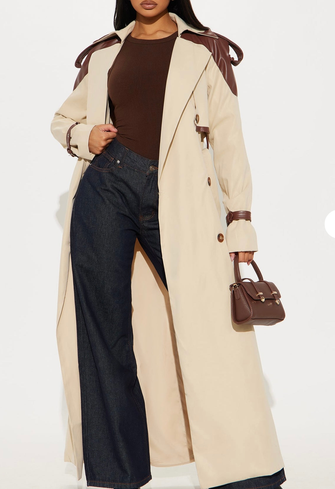 Gabardina beige con detalles café estilo piel