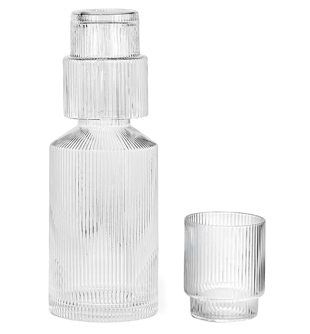 Jarra de agua elegante con vaso