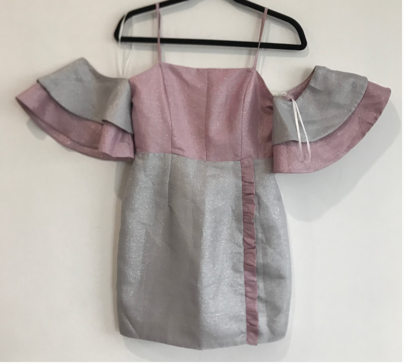 vestido rosa con plateado off-shoulder