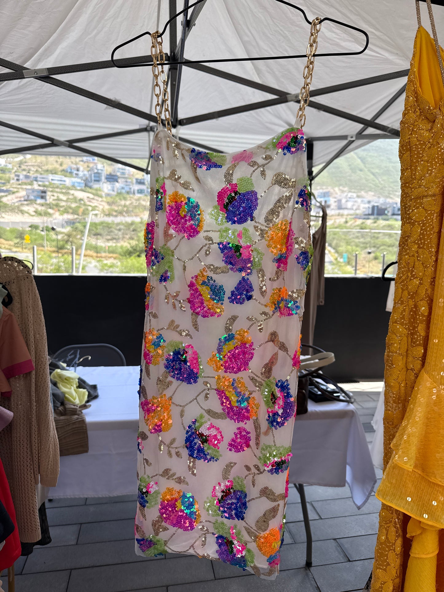 vestido lentejuelas y cadena