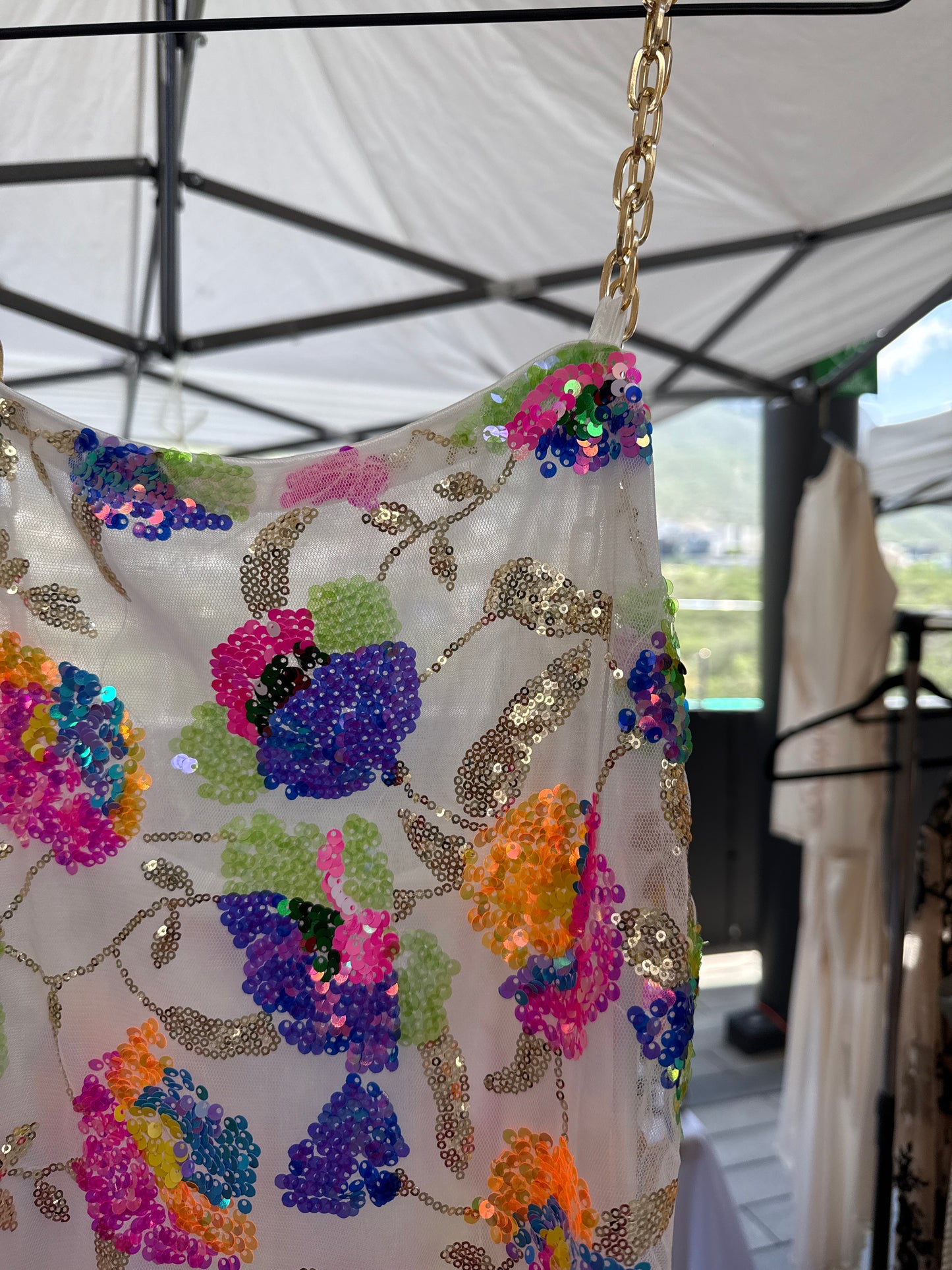 vestido lentejuelas y cadena