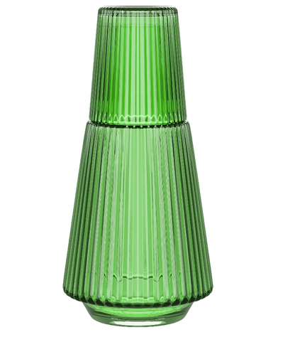 Jarra de agua verde con vaso