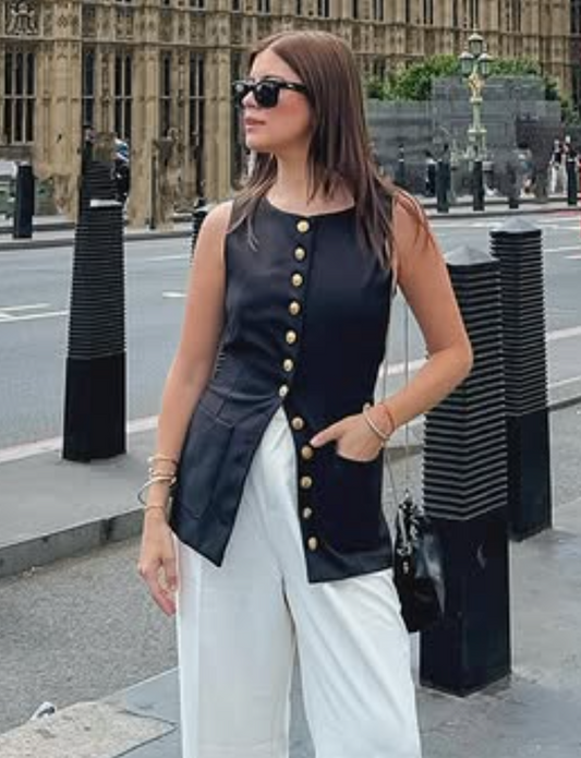 Chaleco con botones dorados